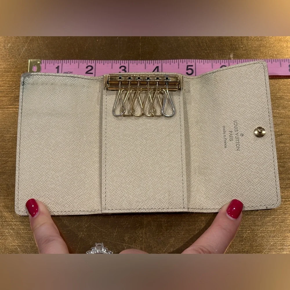 Louis Vuitton Damier Azur canvas 6 Key Holder
CT2106 - Picture 10 of 15